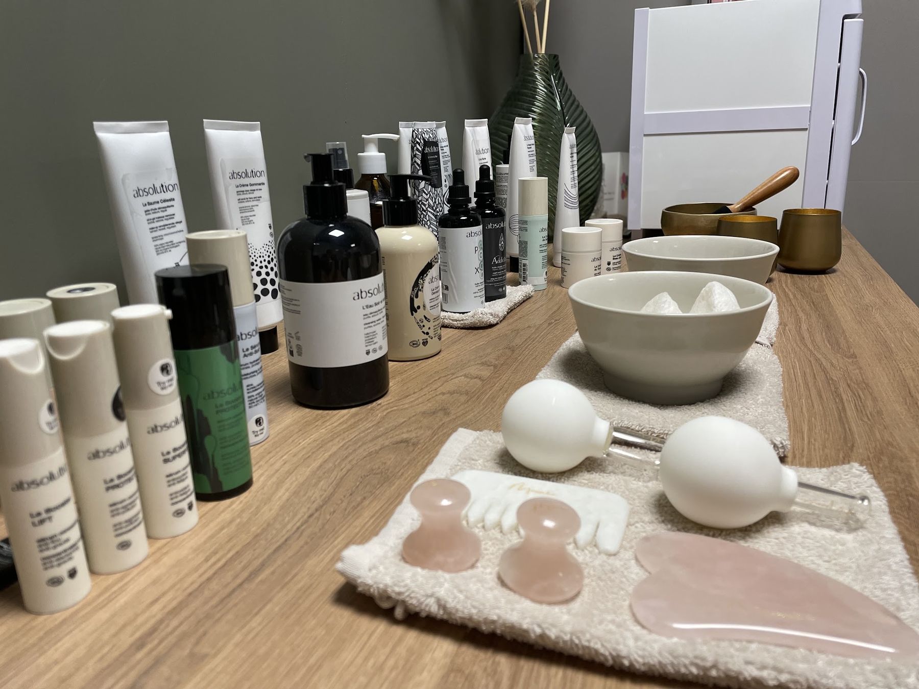 Absolution-producten, schaaltjes, cupping-bolletjes en gua sha-stenen van rozenkwarts